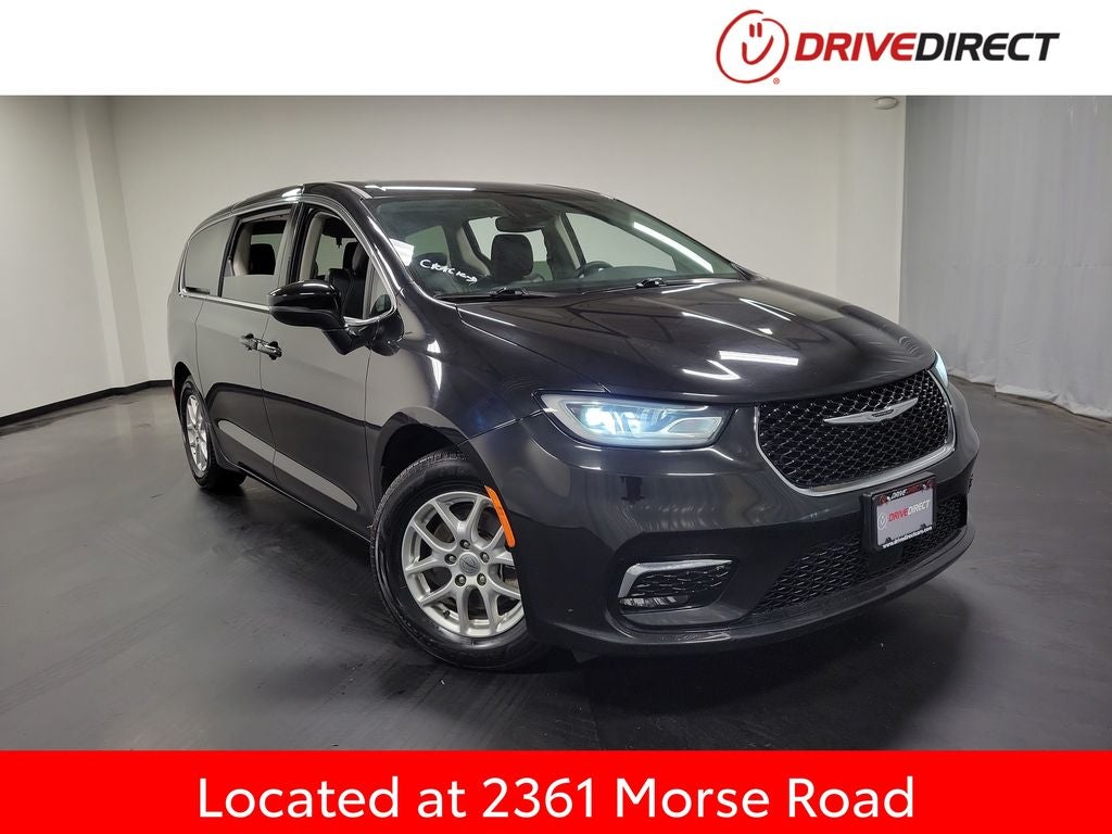 2023 Chrysler Pacifica Touring L's photo