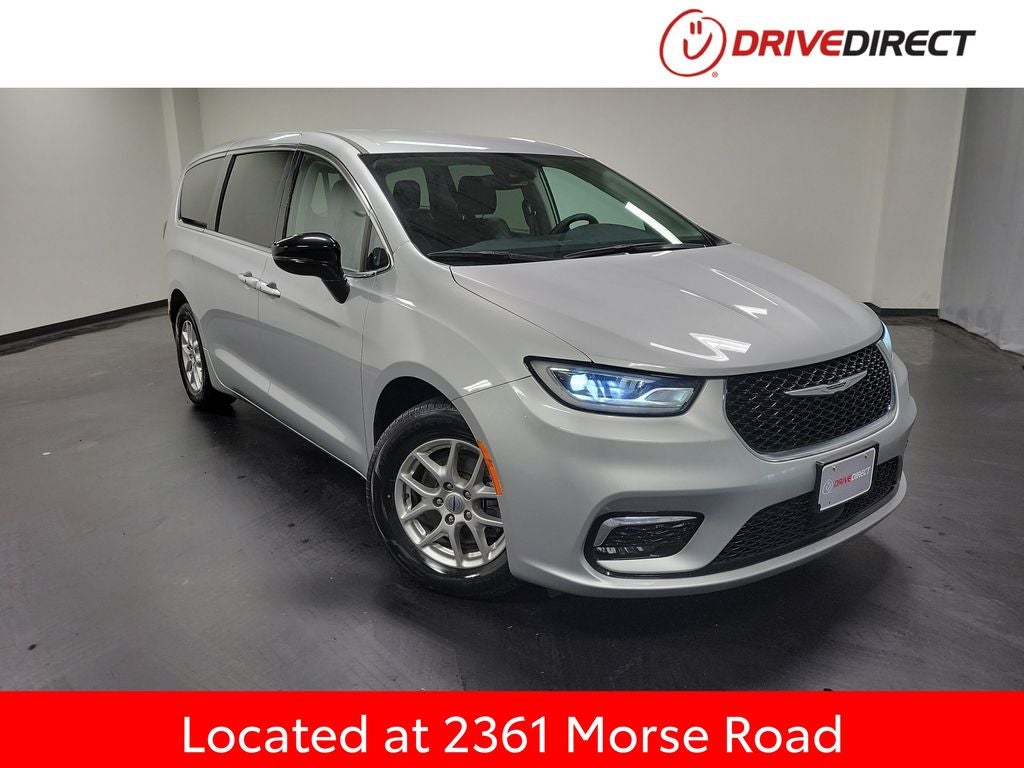 2024 Chrysler Pacifica Touring L's photo