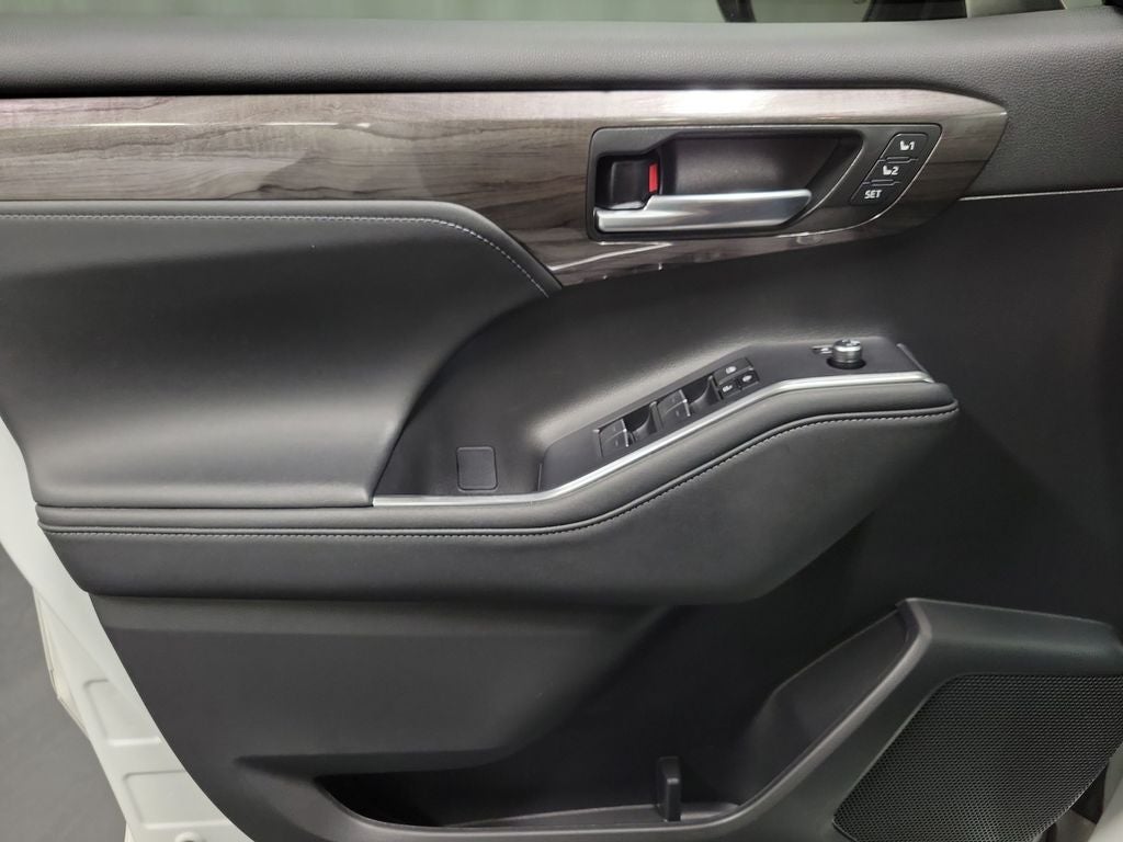 2023 Toyota Highlander Hybrid Platinum