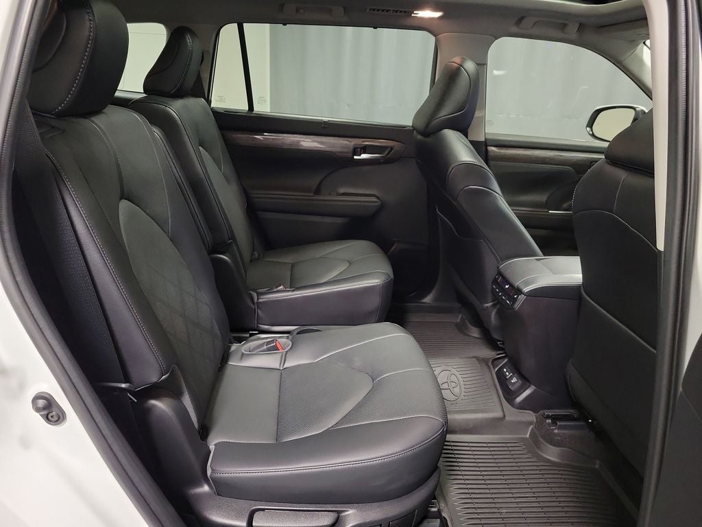 2023 Toyota Highlander Hybrid Platinum