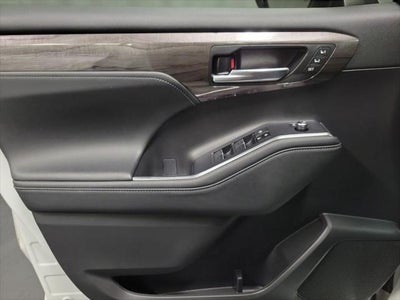 2023 Toyota Highlander Hybrid Platinum