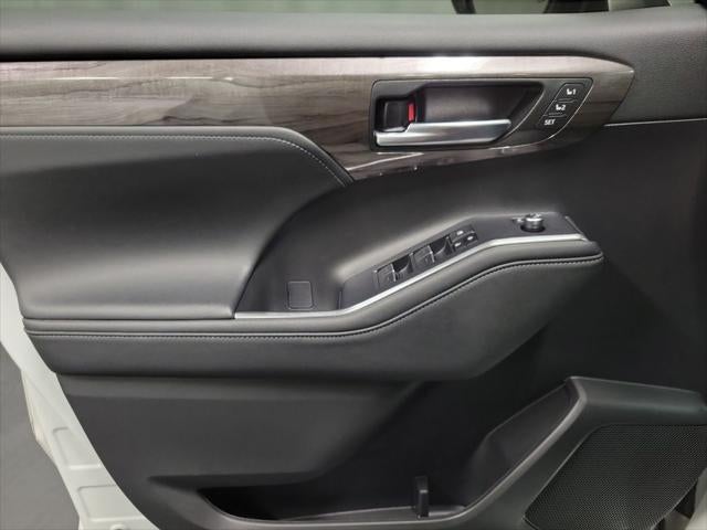 2023 Toyota Highlander Hybrid Platinum