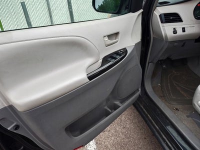 2014 Toyota Sienna LE 8 Passenger