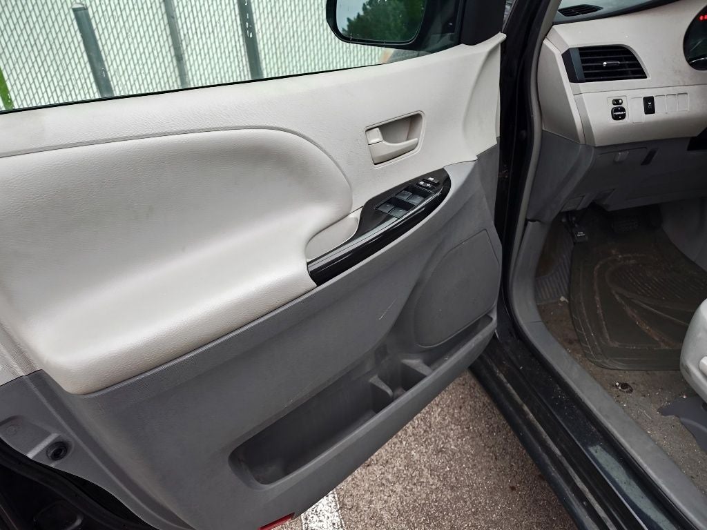 2014 Toyota Sienna LE 8 Passenger