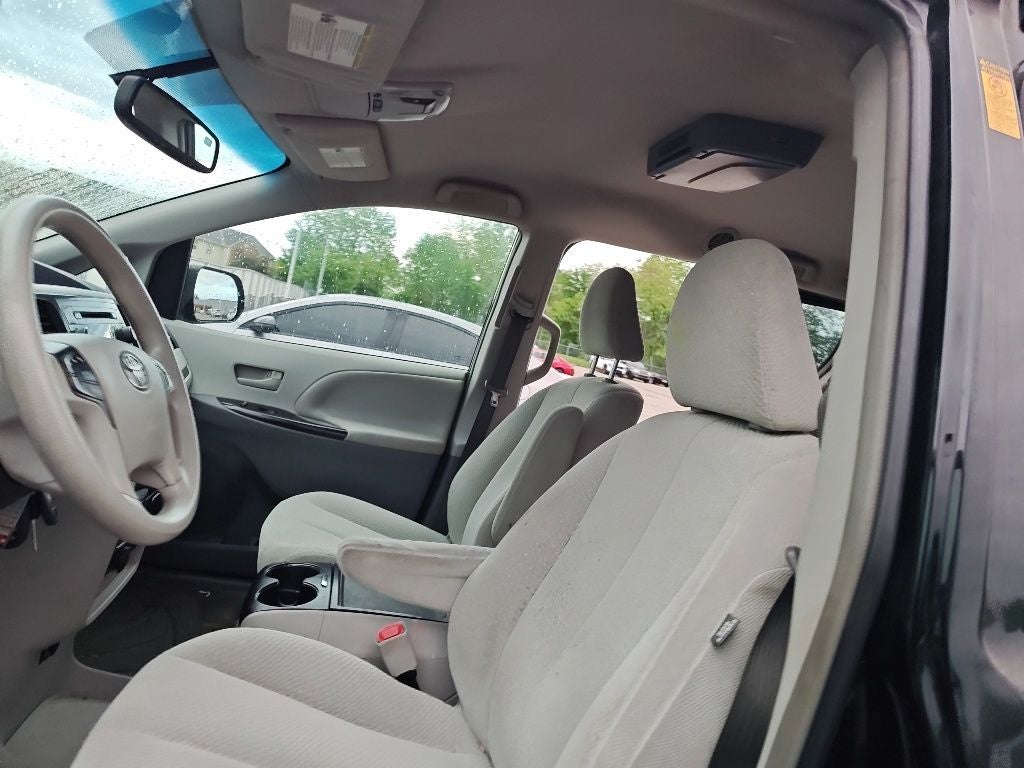 2014 Toyota Sienna LE 8 Passenger