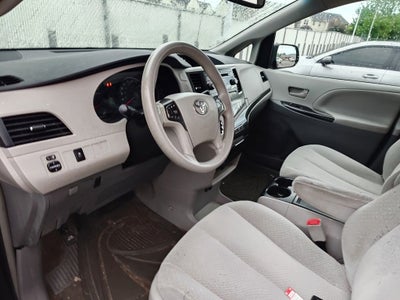 2014 Toyota Sienna LE 8 Passenger