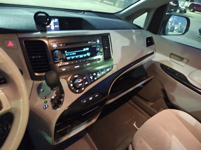 2014 Toyota Sienna LE 8 Passenger