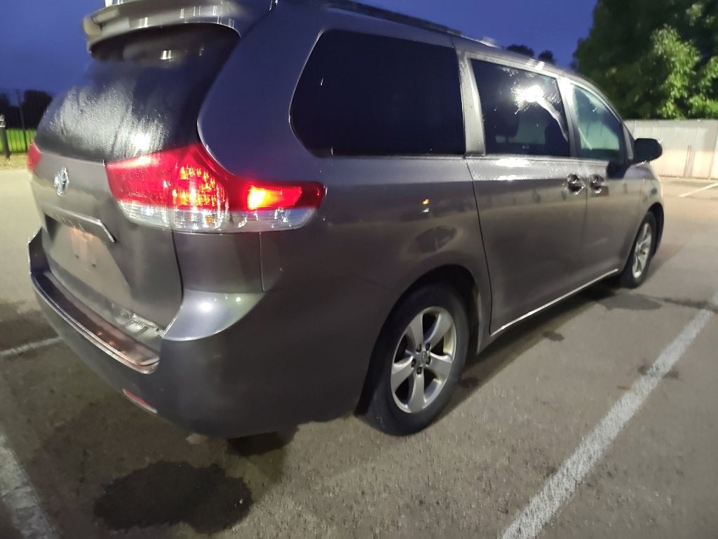 2014 Toyota Sienna LE 8 Passenger