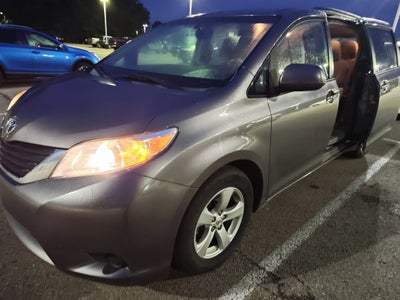 2014 Toyota Sienna LE 8 Passenger