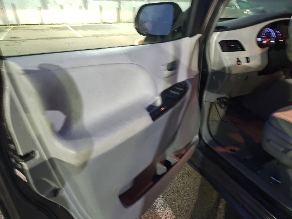 2014 Toyota Sienna LE 8 Passenger