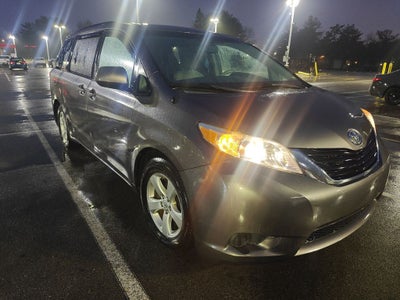 2013 Toyota Sienna LE 8 Passenger