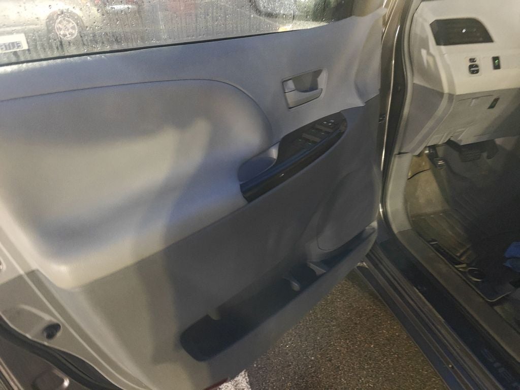 2013 Toyota Sienna LE 8 Passenger