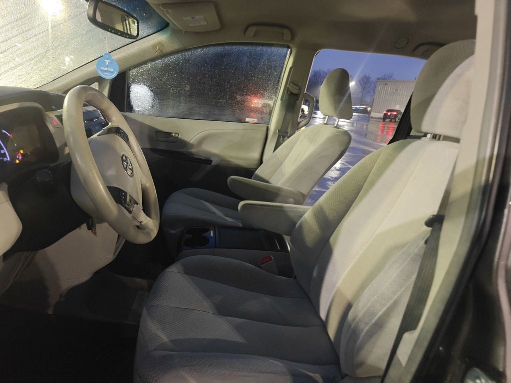 2013 Toyota Sienna LE 8 Passenger