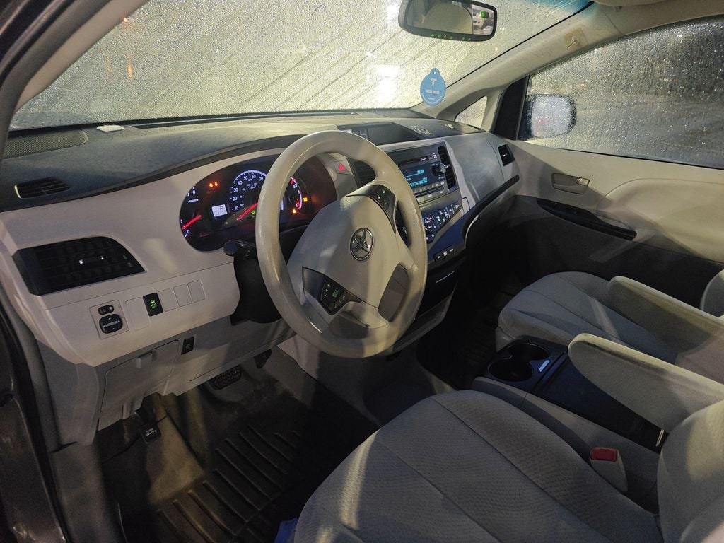 2013 Toyota Sienna LE 8 Passenger