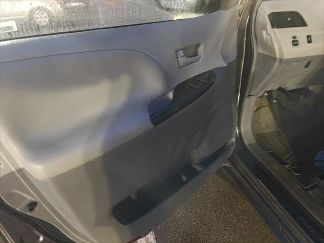 2013 Toyota Sienna LE 8 Passenger