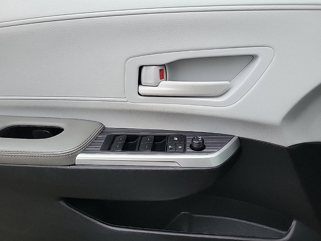 2025 Toyota Sienna LE 8 Passenger