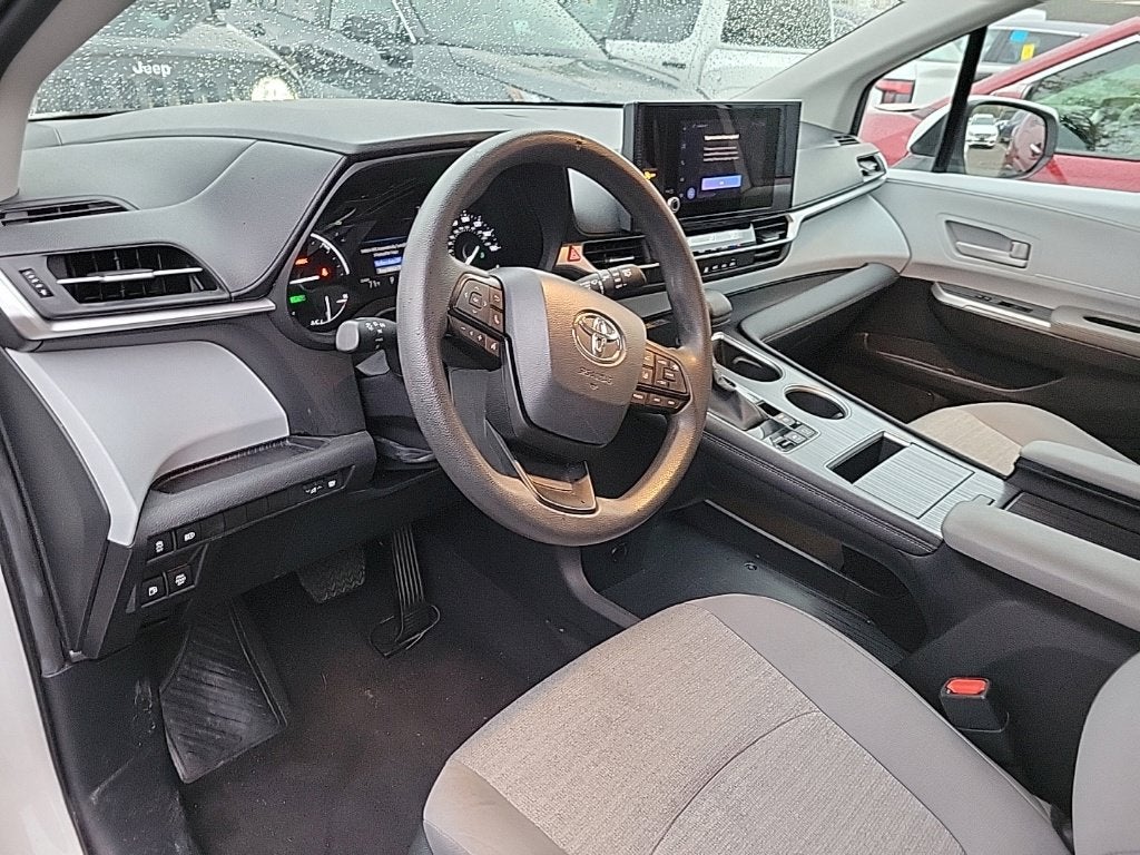 2025 Toyota Sienna LE 8 Passenger