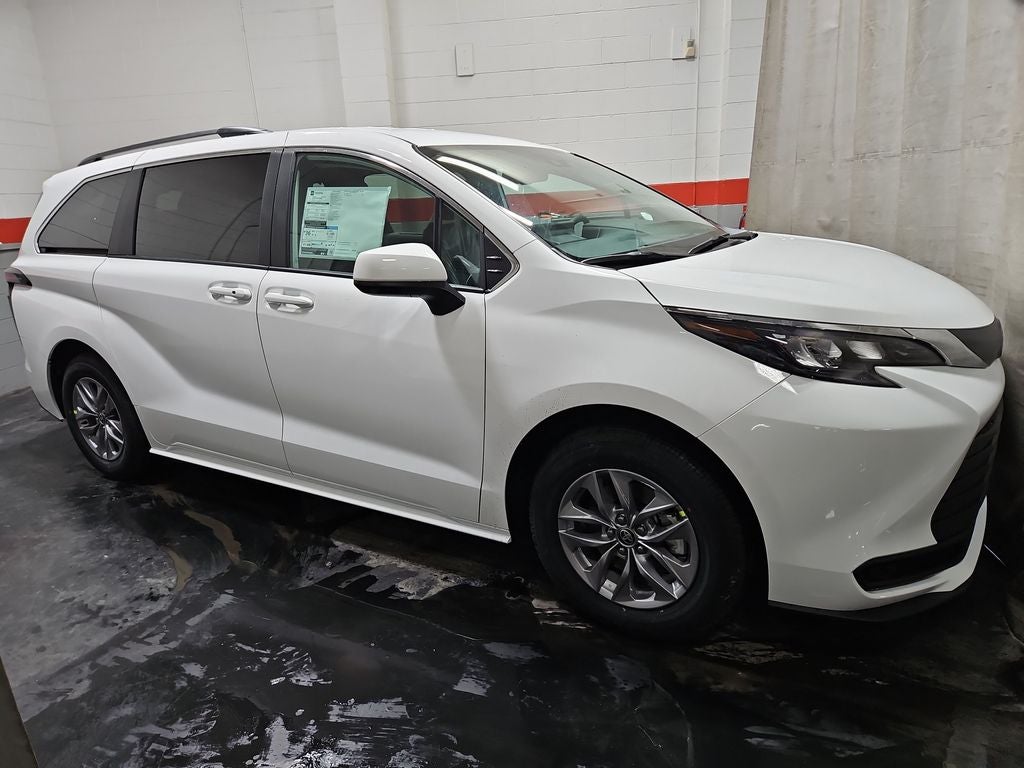 2026 Toyota Sienna LE 8 Passenger