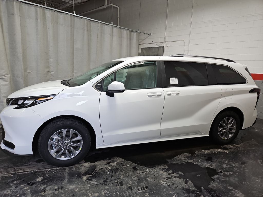 2026 Toyota Sienna LE 8 Passenger