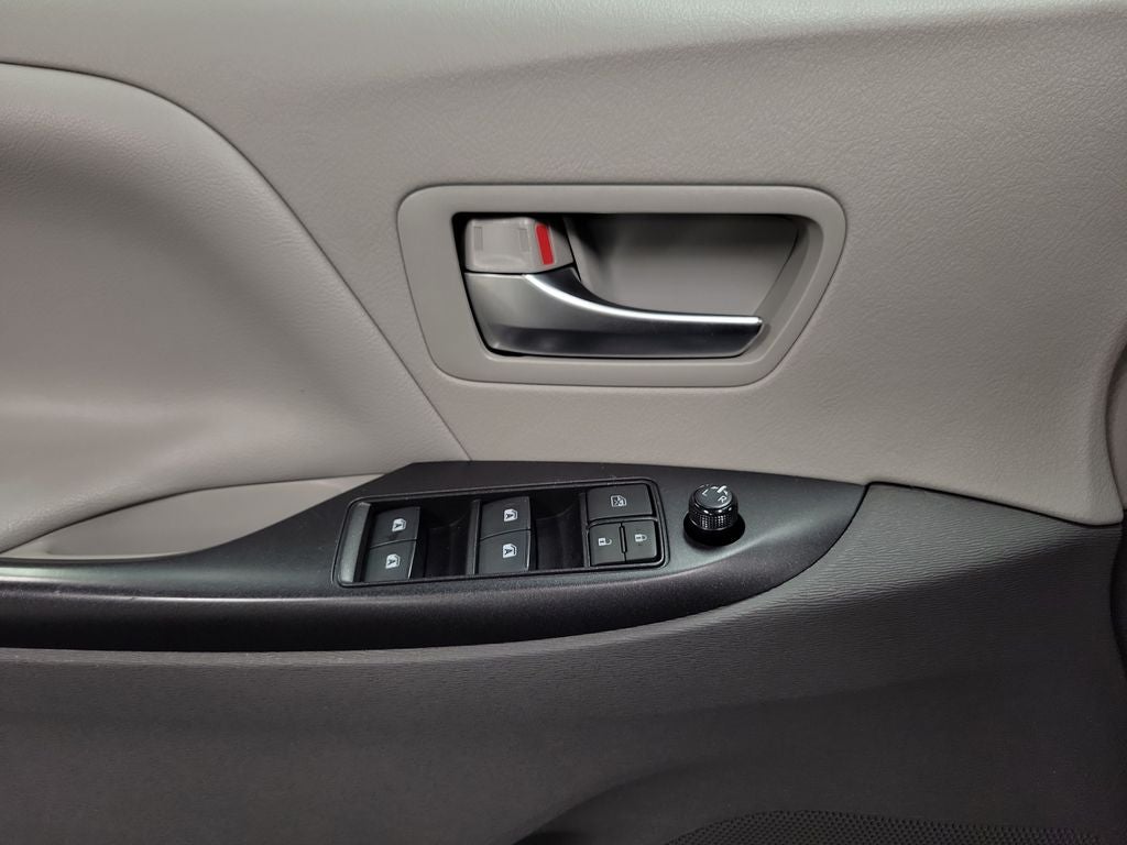 2020 Toyota Sienna LE 7 Passenger