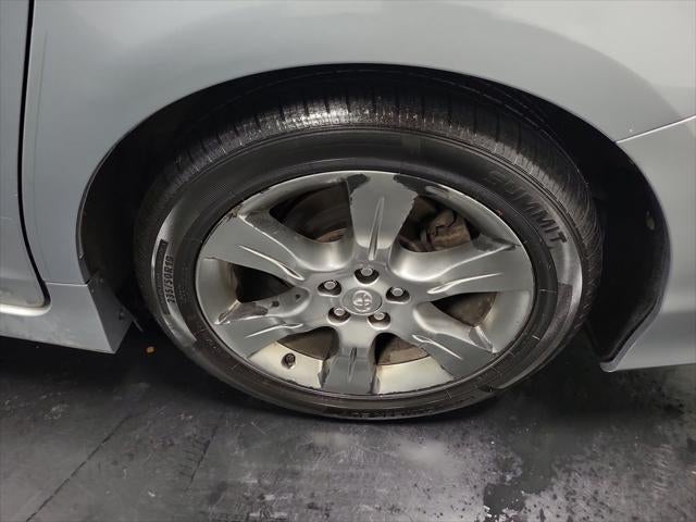 2014 Toyota Sienna SE 8 Passenger