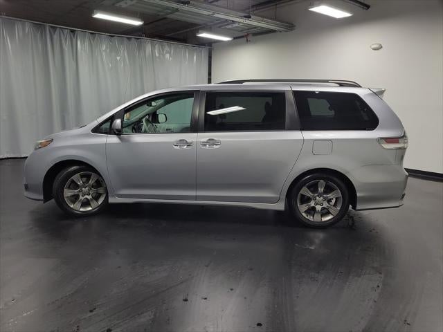2014 Toyota Sienna SE 8 Passenger