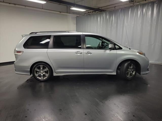 2014 Toyota Sienna SE 8 Passenger