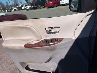 2014 Toyota Sienna XLE 8 Passenger