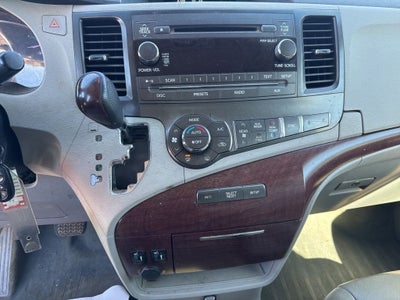 2014 Toyota Sienna XLE 8 Passenger
