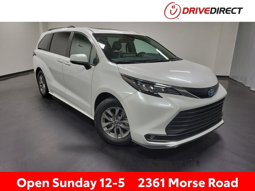 2025 Toyota Sienna XLE 7-Passenger Hybrid AWD's photo