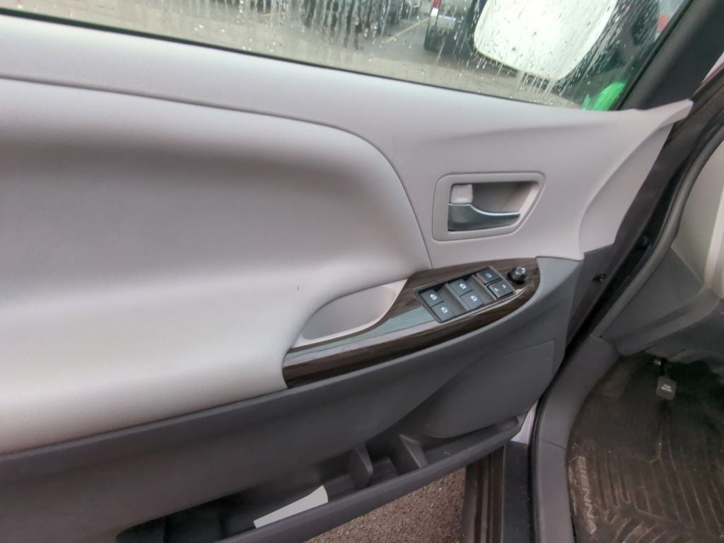 2017 Toyota Sienna Limited 8 Passenger