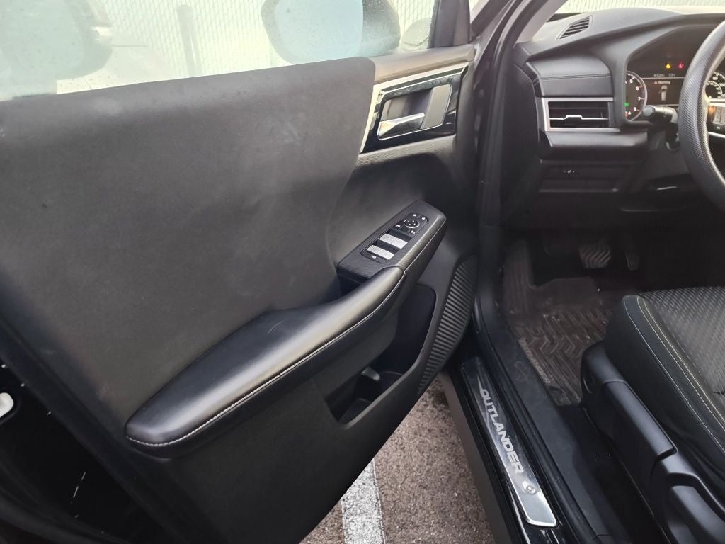 2022 Mitsubishi Outlander ES