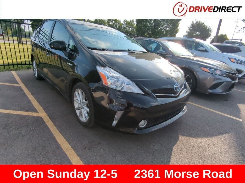 2014 Toyota Prius v Five's photo