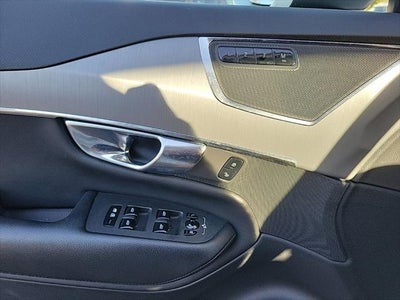 2022 Volvo XC90 T5 Momentum