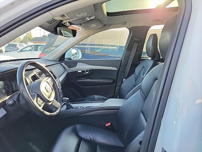 2022 Volvo XC90 T5 Momentum