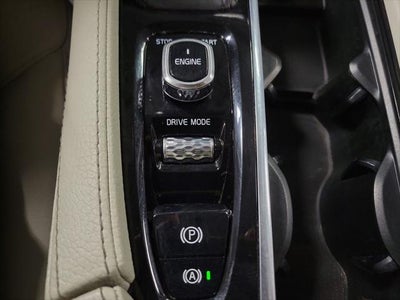 2017 Volvo XC90 T6 Momentum