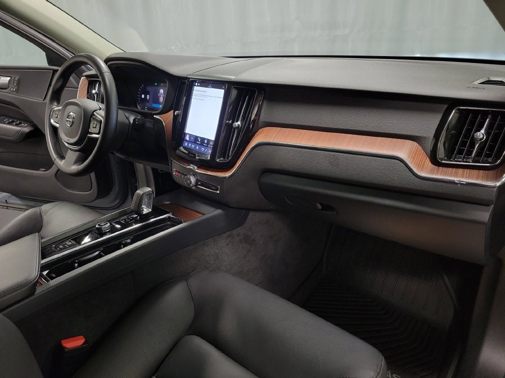 2024 Volvo XC60 B5 Plus Dark Theme