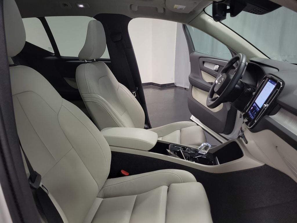 2024 Volvo XC40 B5 Plus Dark Theme